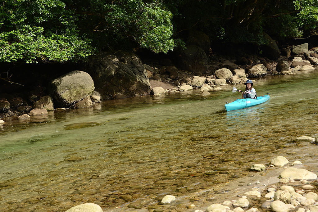 どこまでも透明な栗生川をカヤックで漕いで行きます