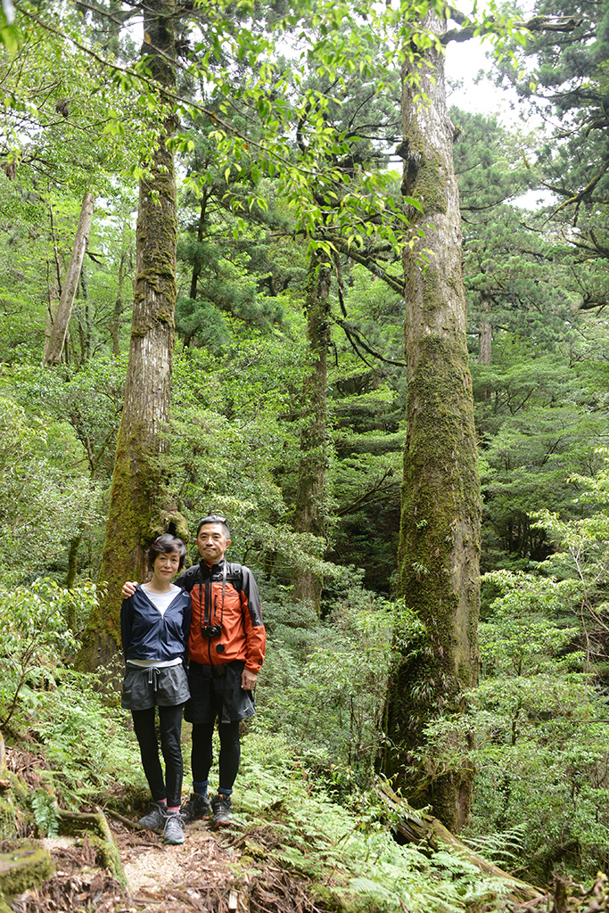天然の杉をバックにお二人も真っ直ぐ＾＾