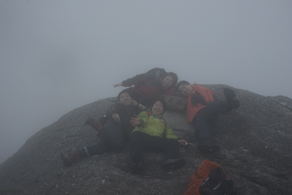 山頂は強風吹き付ける雲の中。でも、最高の幸せなのですよ!