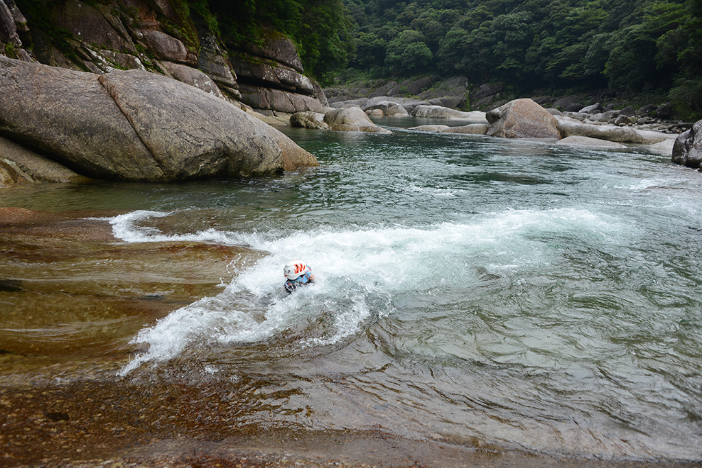 渕に流れ込む高速な流れがバックウォッシュを創り出しています