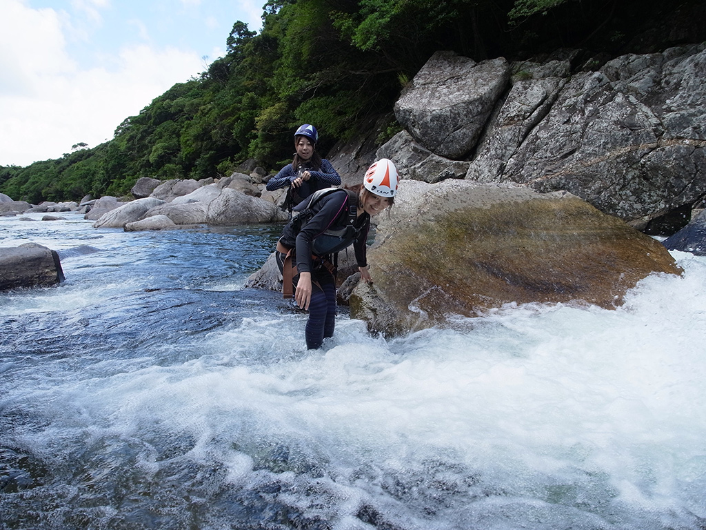 瀬で飛び移る岩が見えません…