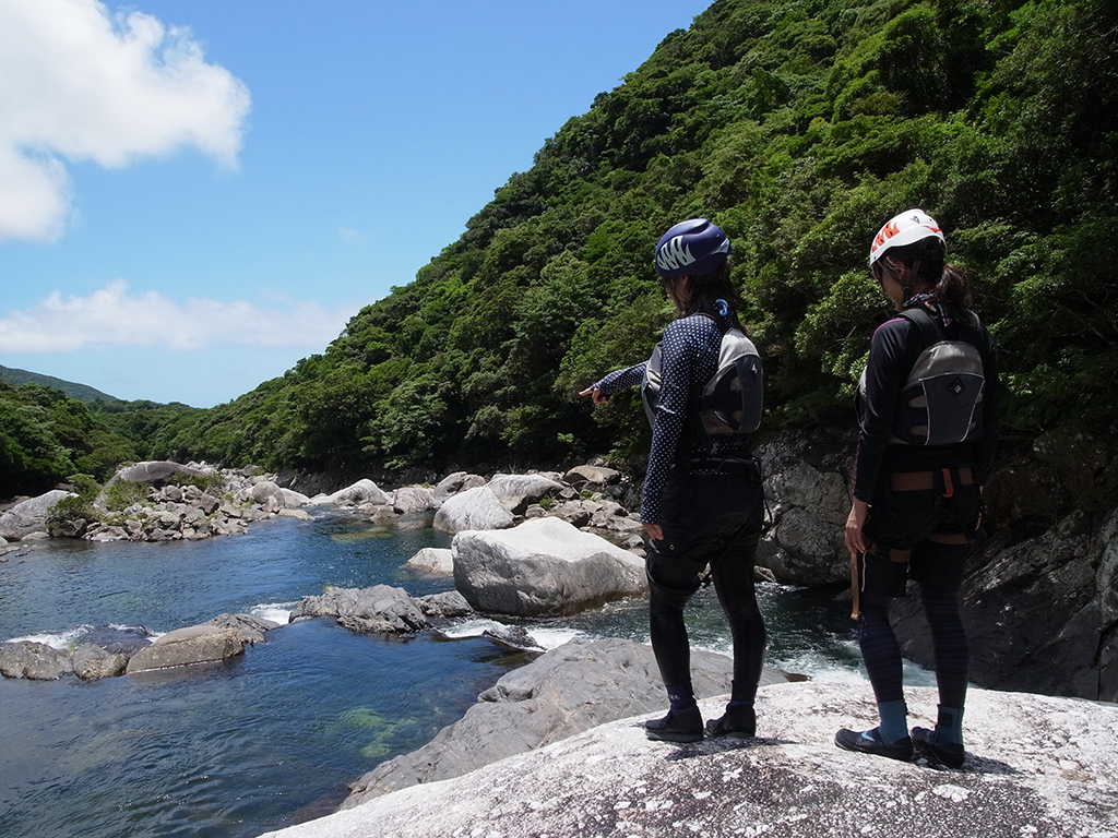 青い空、緑の森、白い雲、そしてエメラルドの水。屋久島の魅力が凝縮