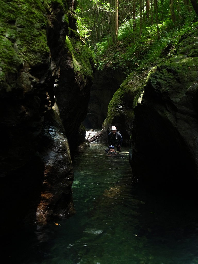 深く切れ込んだ谷
