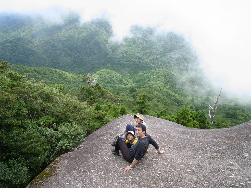太鼓岩の上からは眼下の景色を家族揃って堪能