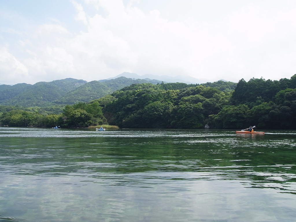 お子さん達はカヤックを漕ぐのが上手で、気持ち良く進んで行ってました