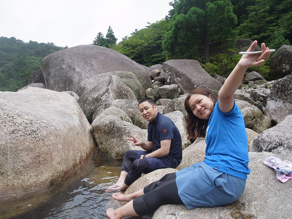 川原に下りて、裸足になり、足を清流に浸けてリフレッシュ中の写真。お二人とも大満足な様子が伝わって来ます。