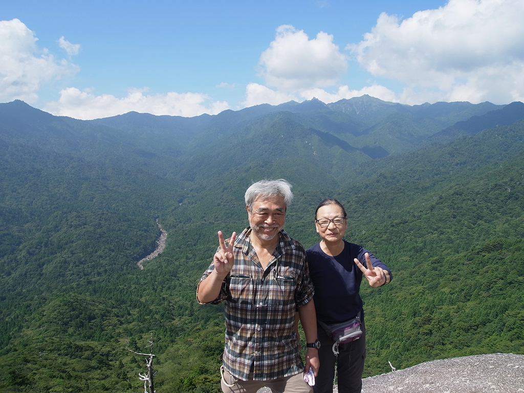 太鼓岩から最高のコンディションの下、絶景を眺めながら記念撮影