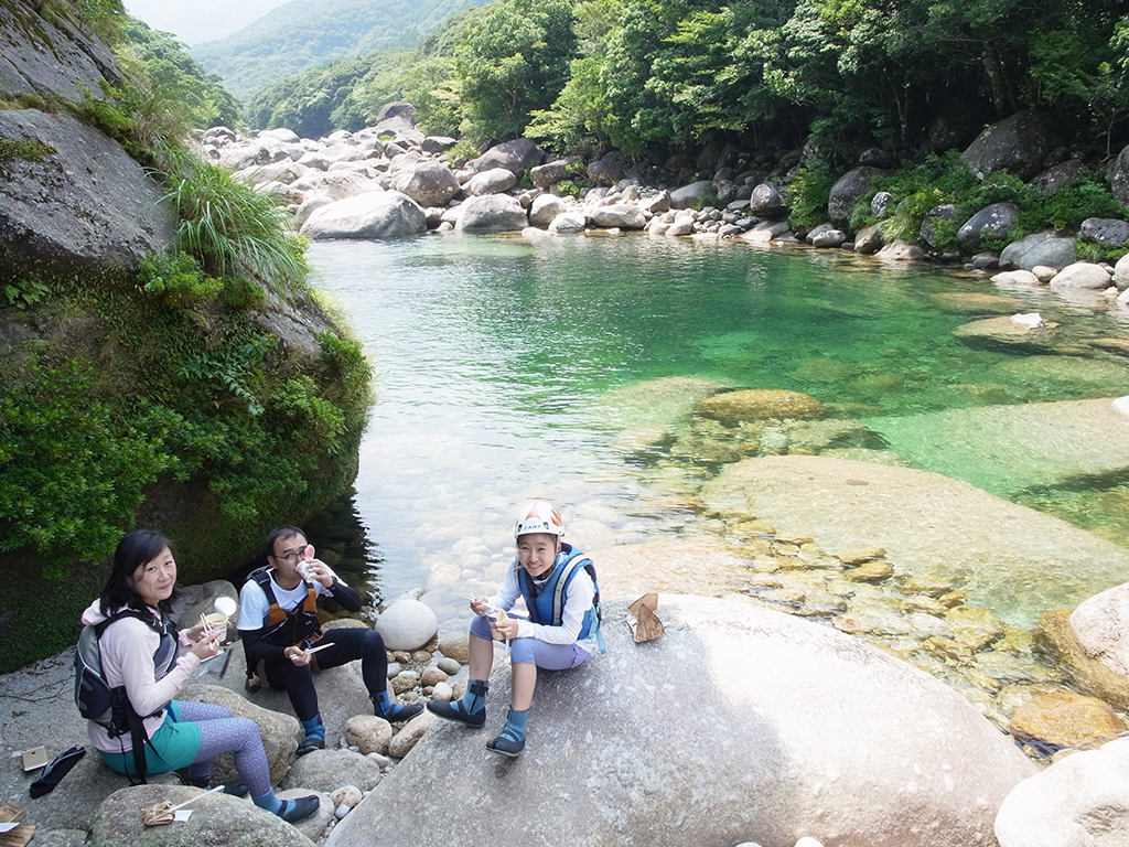 二つ目の川は巨石が広がるオープンな川。広い川を眺めながらおいしくランチを頂いている光景の写真