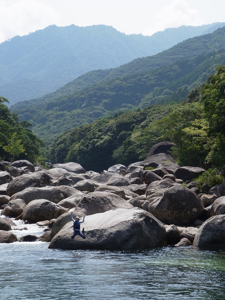 ご家族での写真。第二の川で喜びを全身で表現してくれています。
