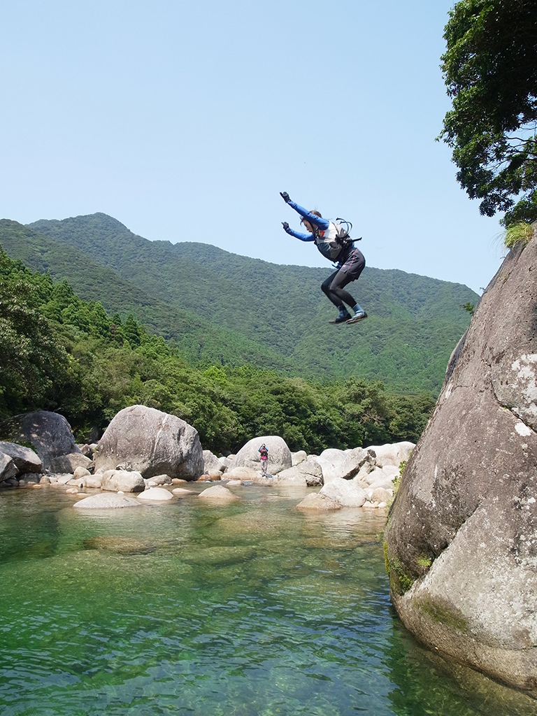 8-9mある高さからの大ジャンプを見せてくれているSさんの写真。写真奥からはNさんも写真撮っているので、両側からの撮影写真