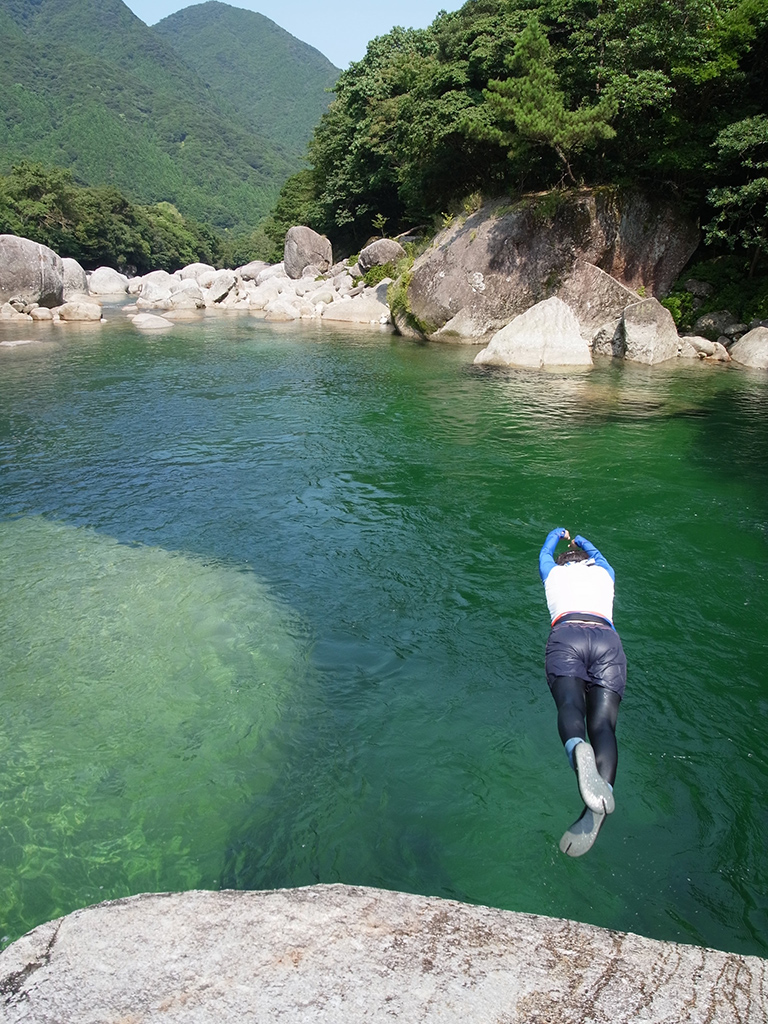 今度は高さは3m程ですが、頭からの飛び込みを見せるSさんの写真