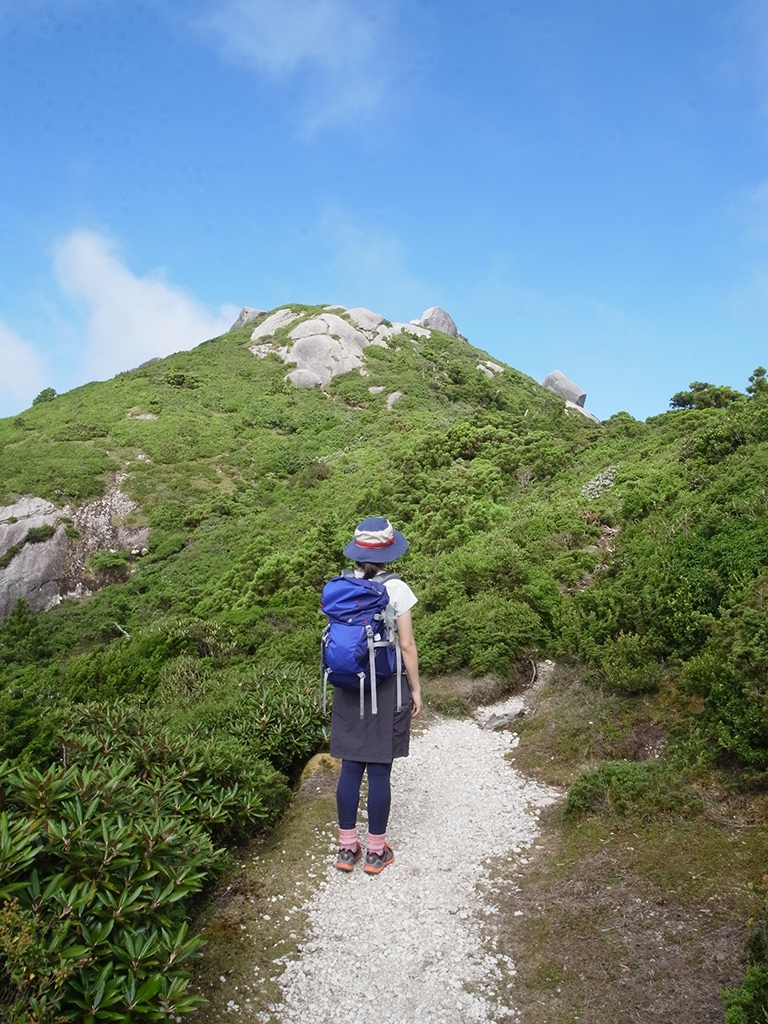 クッキリと浮かび上がる憧れの黒味岳山頂部を眺めるKさんの写真