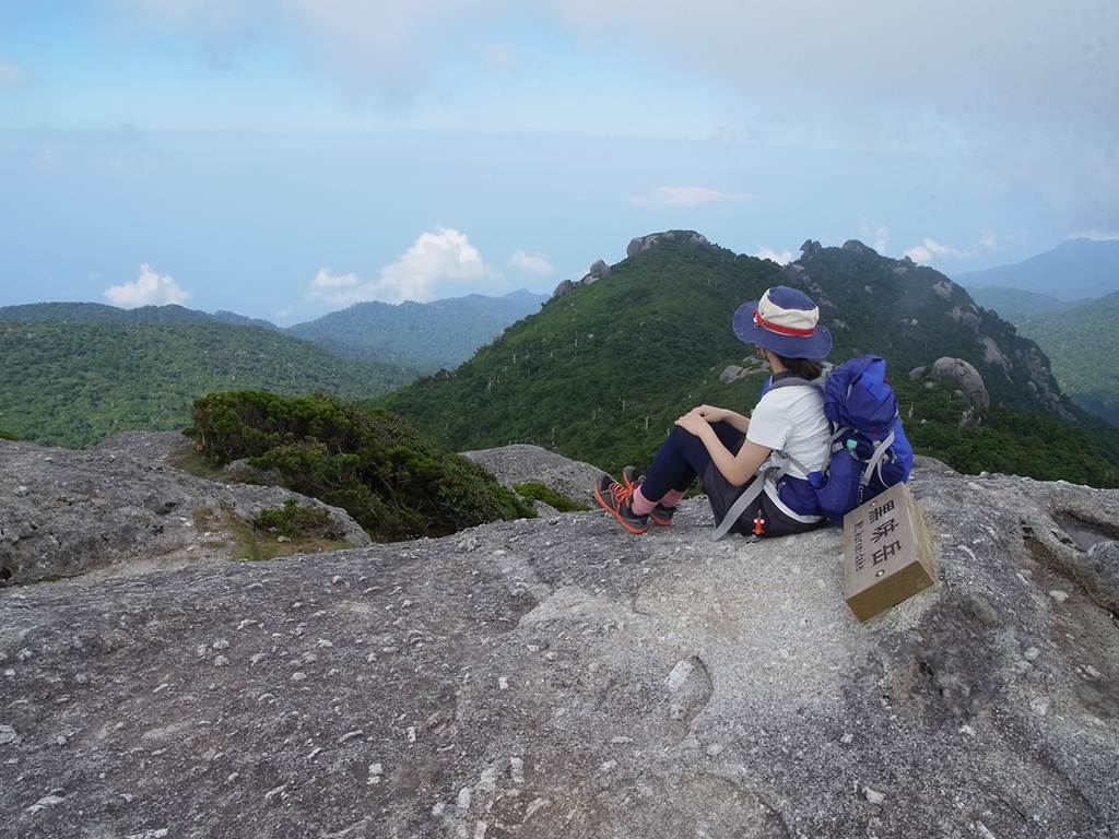 黒味岳山頂登頂後、静かに山頂からの景色を楽しむKさんの写真