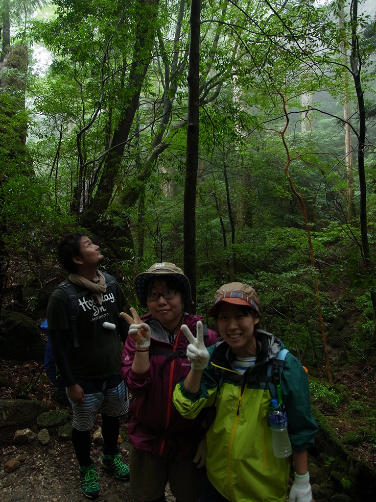 杉の天然林が後ろに広がる場所で3人記念撮影