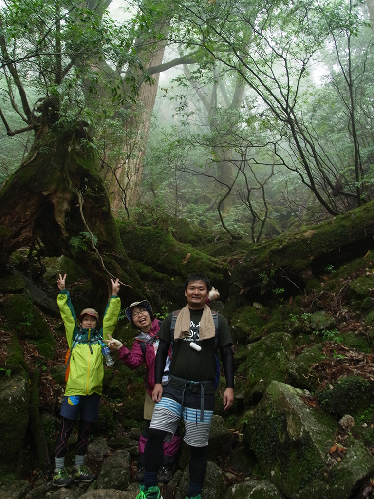 深い深い森の中で、笑顔一杯の3人写真