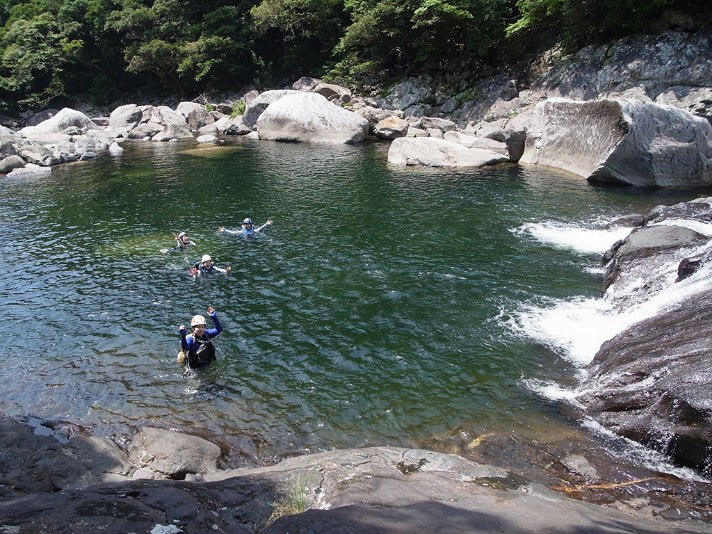 写真一杯広がる大きな渕をめいめいが楽しそうに泳いでいる写真