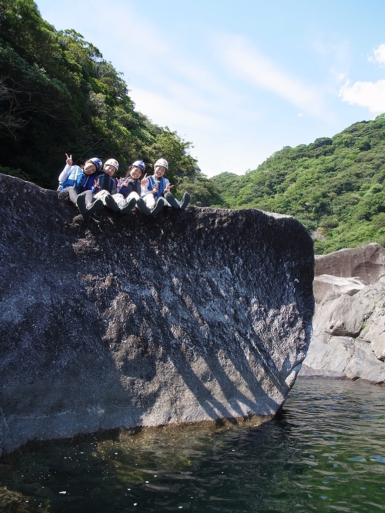 写真一杯広がる大きな渕をめいめいが楽しそうに泳いでいる写真