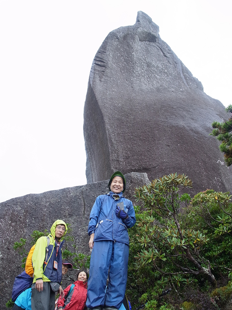 天忠石をまた違ったアングルから見るために回り込んで、天忠石のシャープな側面をバックに撮った写真