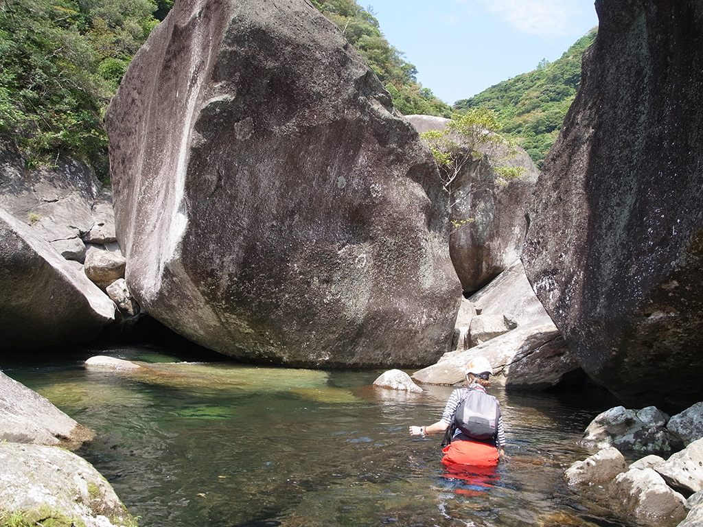 このルート最大の巨石群に向かって行くちっぽけな人間（参加者Mさん）