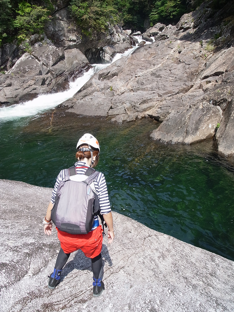 巨石群を抜けたら、そこは渕なので飛び込むしか無いという光景を目の当たりにする参加者の写真