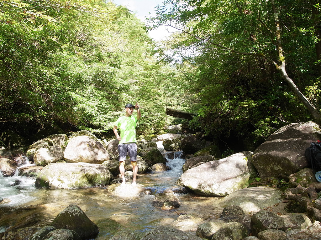沢に入って涼をとるご主人のTさんの写真