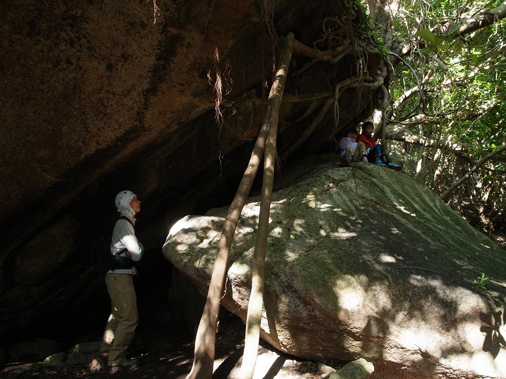 大岩に登ってチョコンと座るNちゃんとK君の姿が、まるで子ザルのような写真