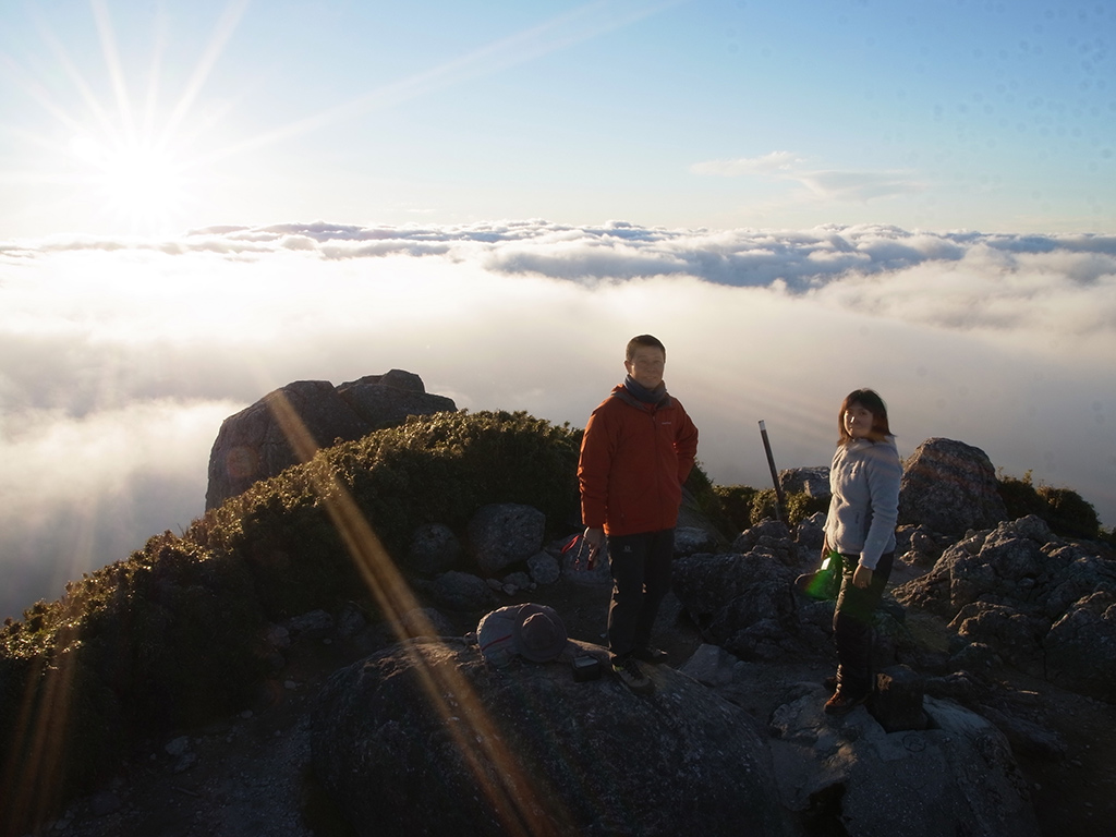 宮之浦岳山頂で夕陽と雲海をバックに二人の記念撮影をした時の写真