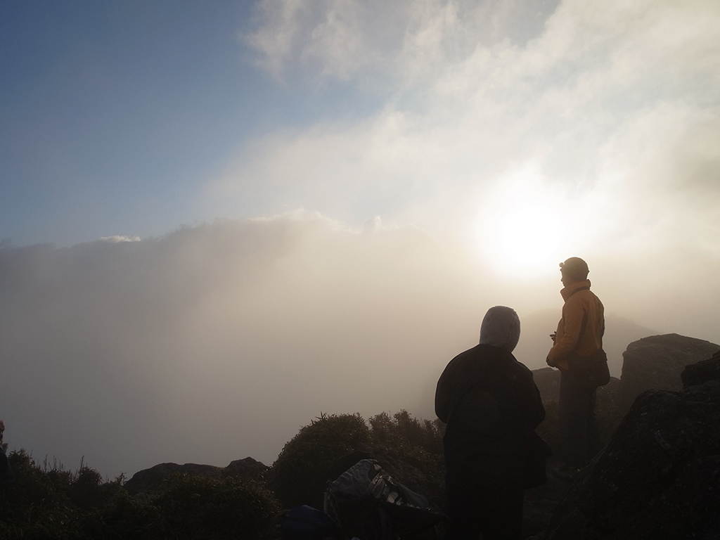 宮之浦岳山頂の東から突如現れる朝陽。カメラを構える暇も無いくらい一瞬の出来事で、ただただ太陽を見る二人の写真