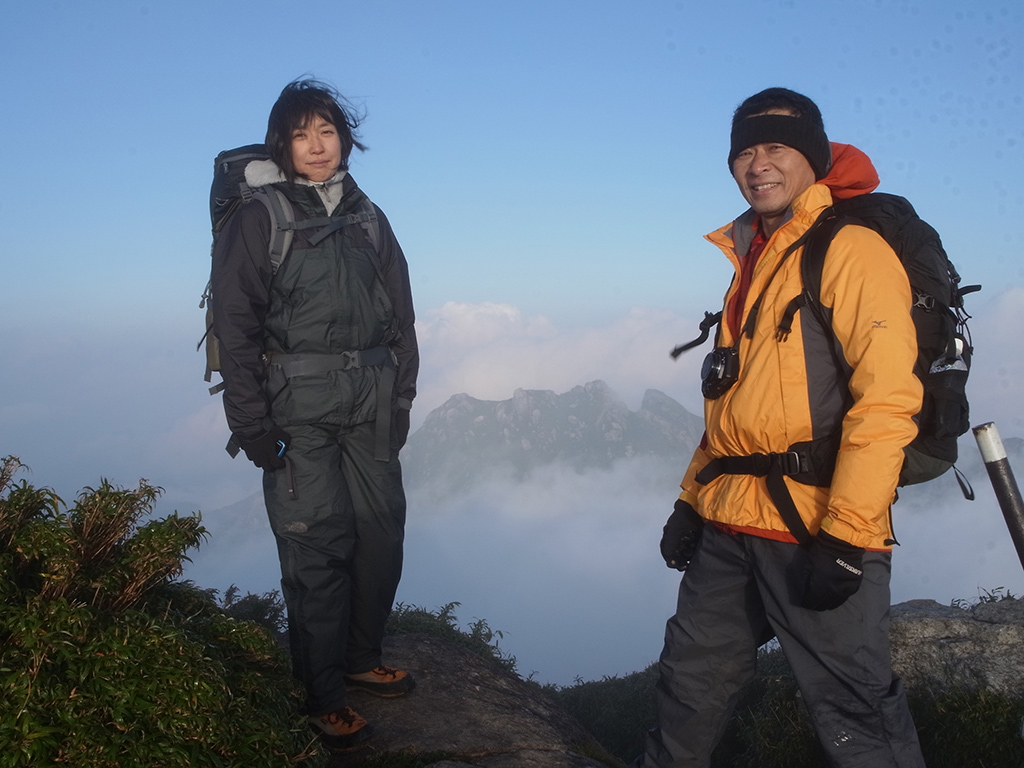 雲の切れ間から永田岳が綺麗に見え始め、その永田岳をバックに記念撮影した時の写真