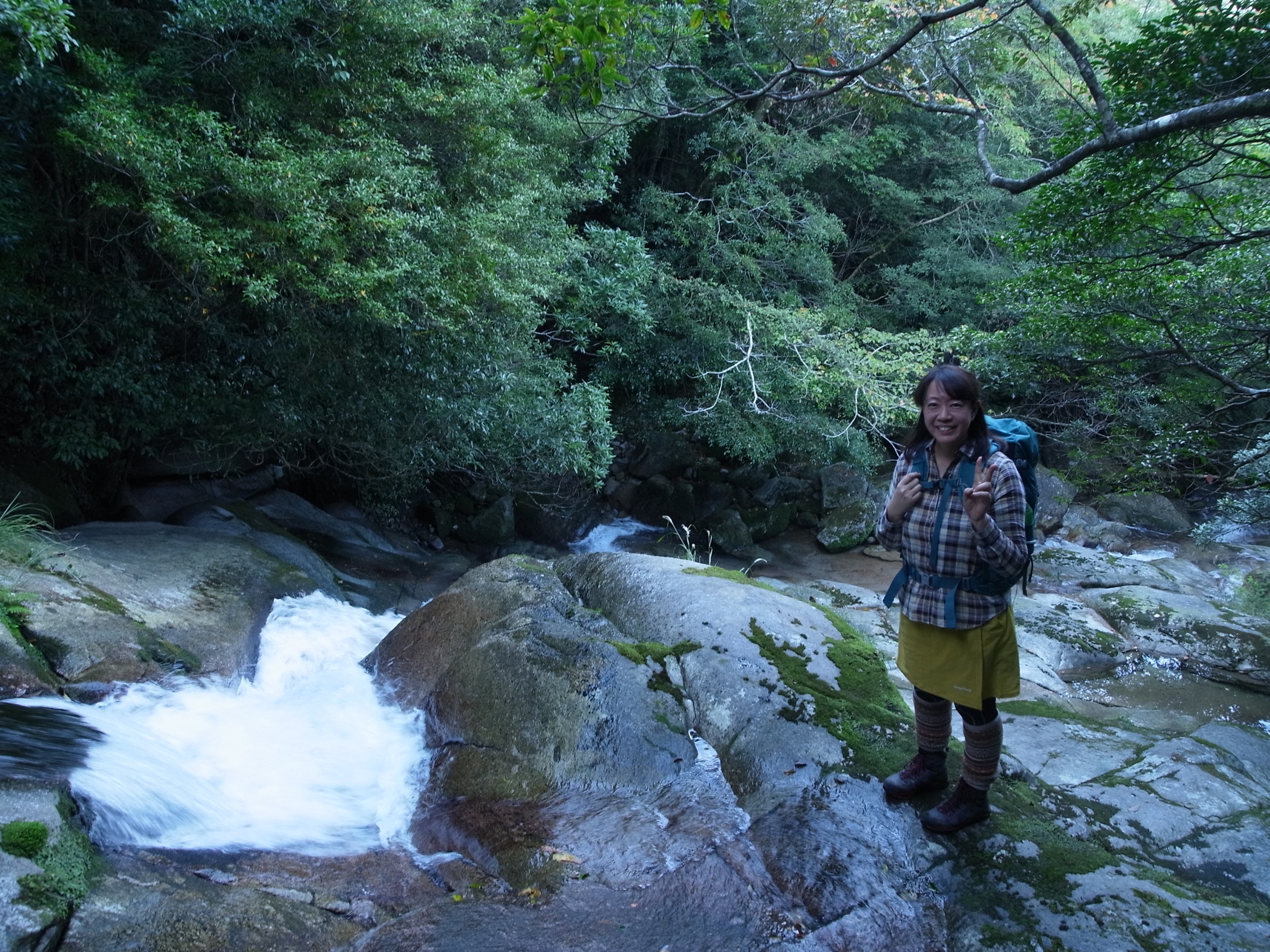 沢をまずまずの角度で流れ落ちる水を横にしての記念撮影の一枚