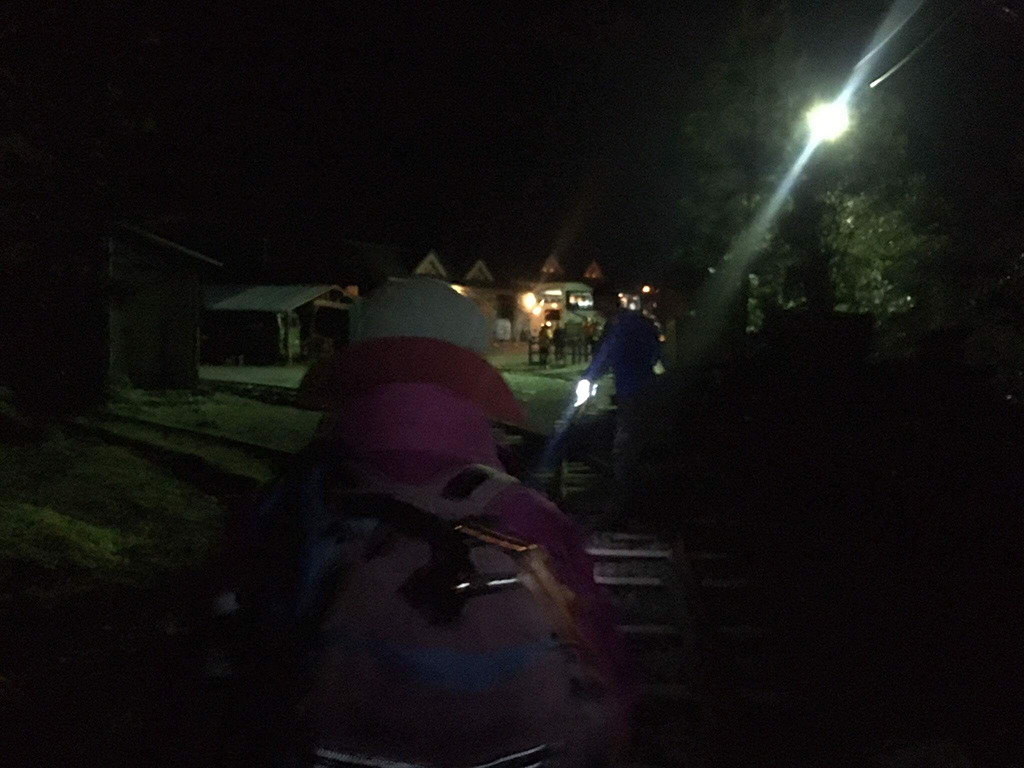 もう真っ暗闇との中、最後の1人を全員が下山口で出迎える瞬間の写真