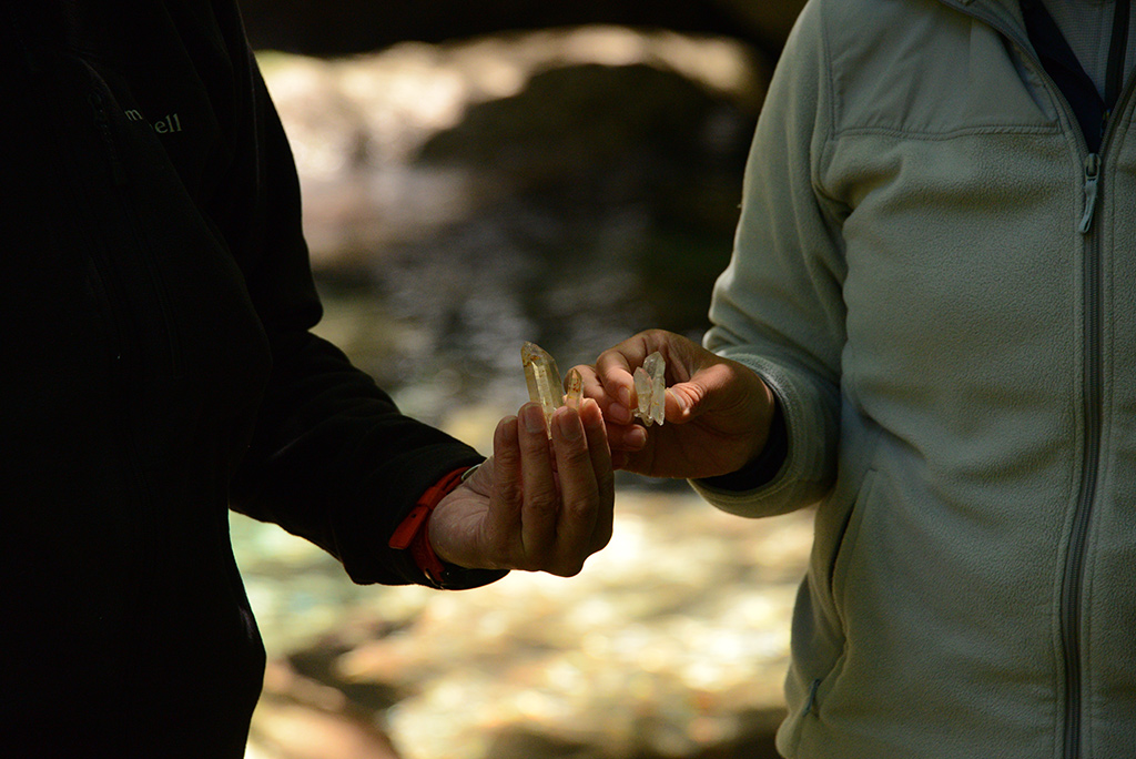 拾った水晶の写真を撮る男性参加者Kさんの写真