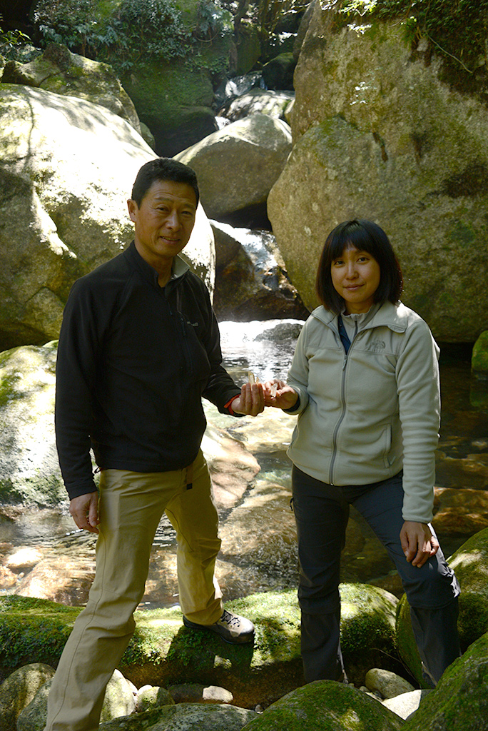 二人が拾った大きな水晶を手に持って記念撮影