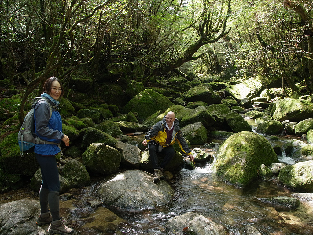白谷川本流で苔むした世界をバックにしたお二人の写真