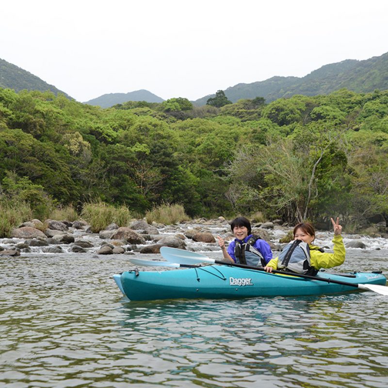 栗生川の新緑に包まれて