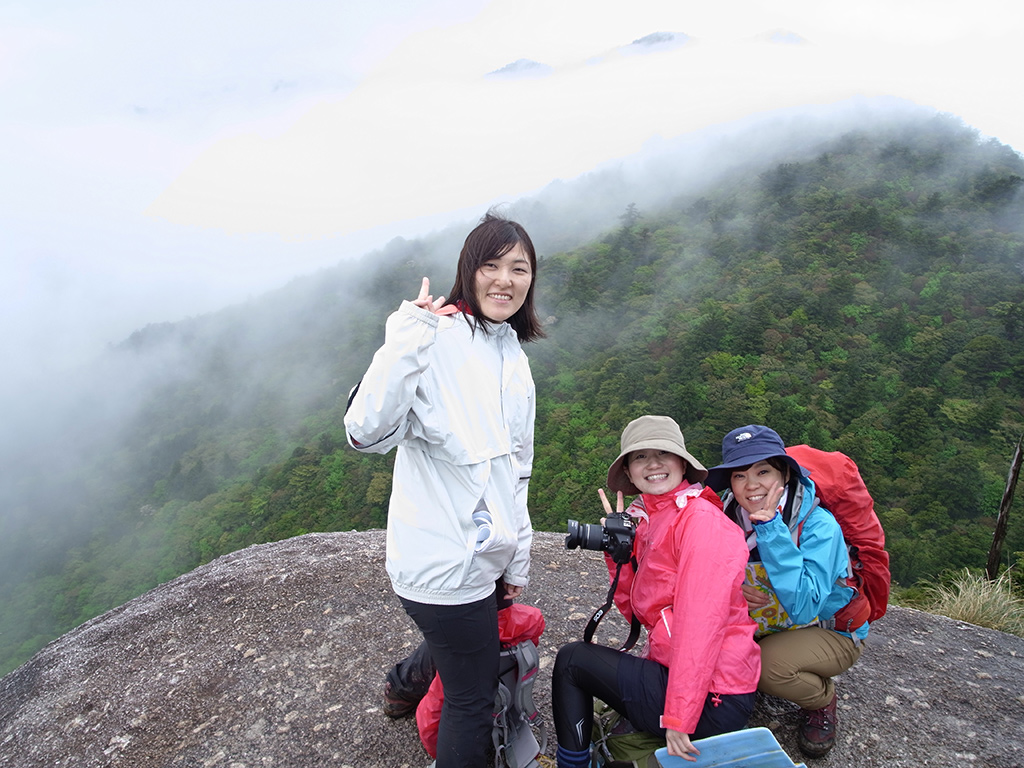 太鼓岩のうえで、雲がガバッと取れて、山々が見えた所での記念写真