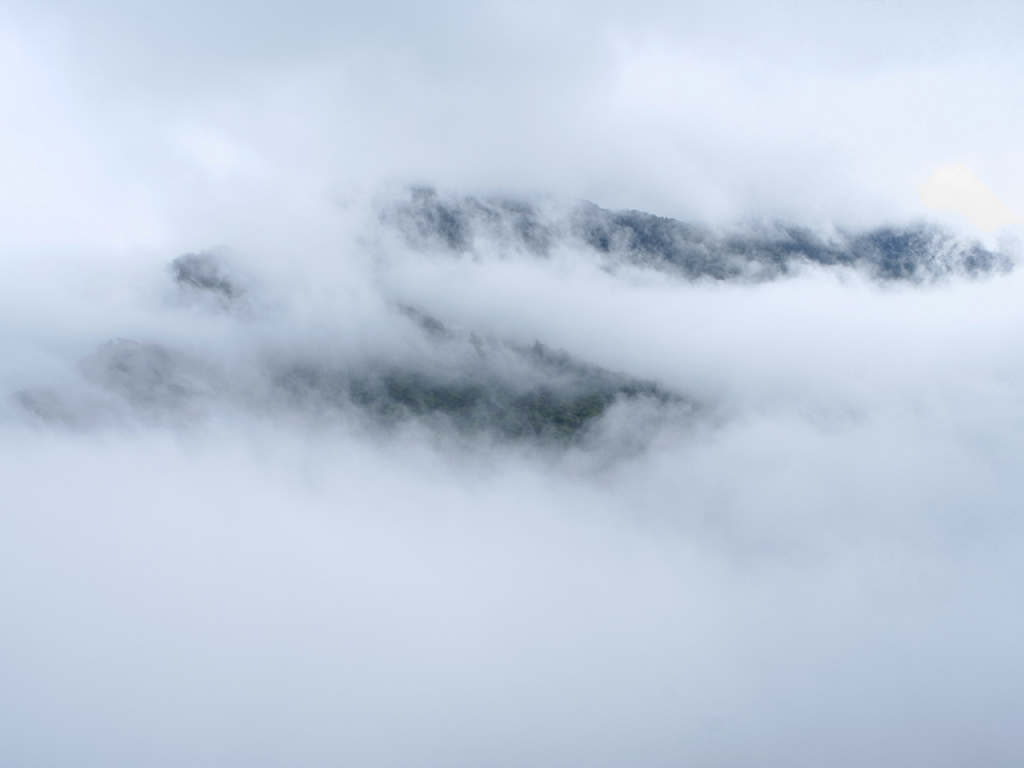 全く見えなかった山肌が雲の切れ間からチラッと見えた時の写真