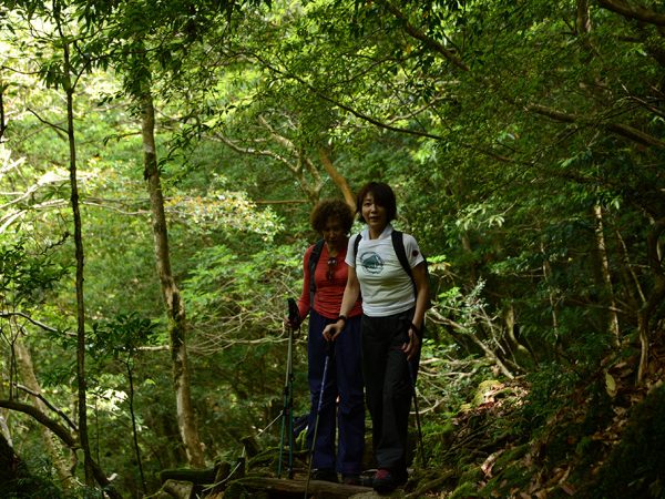 足元に必死に注意を払いながら歩くお二人を正面からこっそりと撮影した一枚