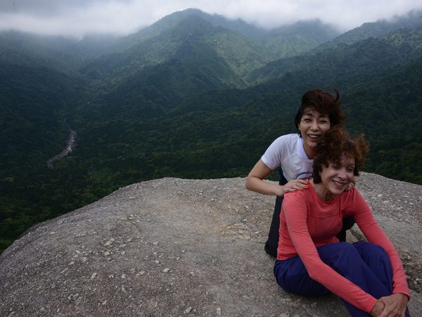 稜線は雲に覆われるものの眼下に広がる森は一望出来た太鼓岩からの景色をバックに笑顔一杯のお二人の写真