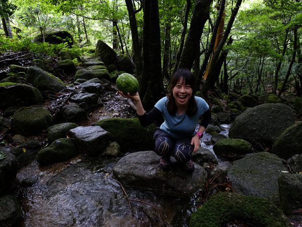 行きの段階で仕込んでおいたスイカを帰りに取り上げた時のご満悦写真