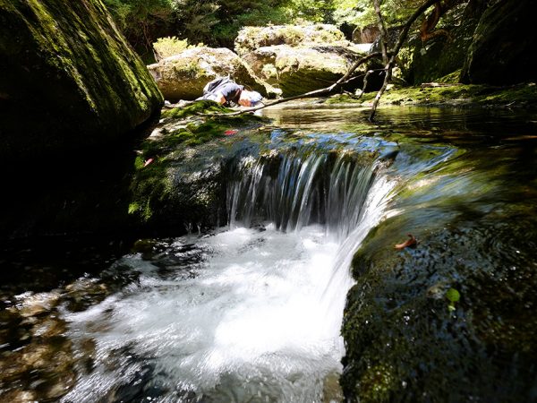 美しい水の流れ込みの写真を撮っていると、背景の方で誰かが嬉しそうに覗き込んでいる写真（笑：参加者のTさ）