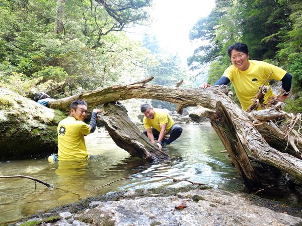 Montbellの「川の学校」と書かれ、カッパの画が描いてあるTシャツを持って来てくれて、みんなで写真を川で撮りたい！との提案があり撮った写真（笑）