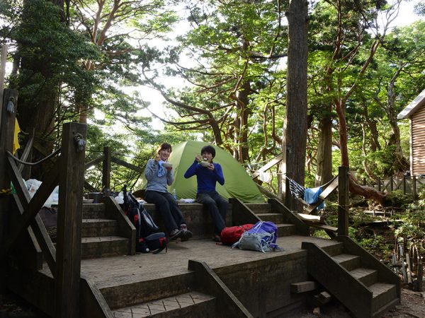 奥さんのEさんのご希望でテント泊。テント前でお食事中の一枚