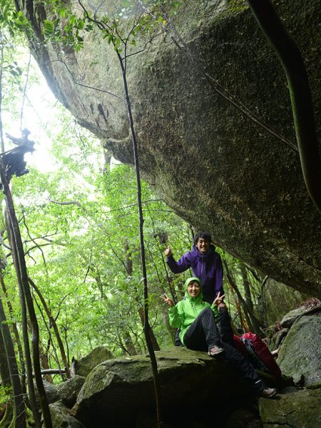 花崗岩の巨石が点在する森では、恰好の休憩場所となるので、巨石下でランチをとる際の二人の写真