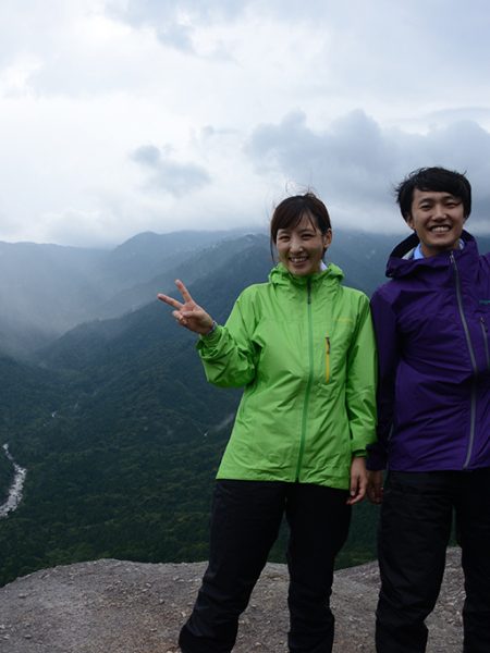 太鼓岩の上で奇跡的に見る事が出来た目の前に広がる景色をバックに記念撮影