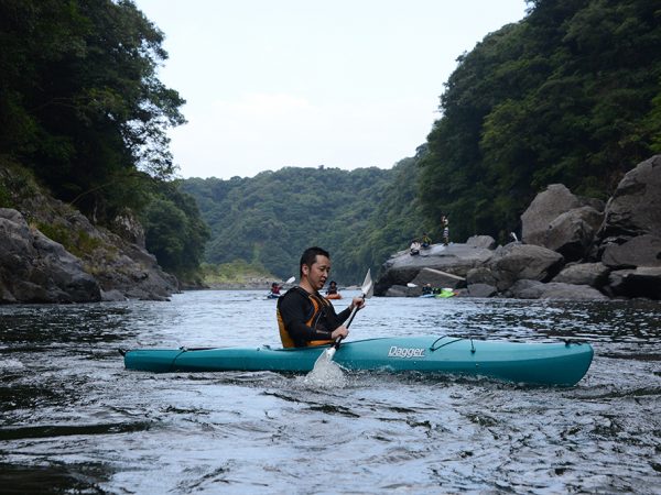 栗生川だけでなく、安房川も台風の影響を受けて水量は多く、その流れに必死に立ち向かうNさんの写真