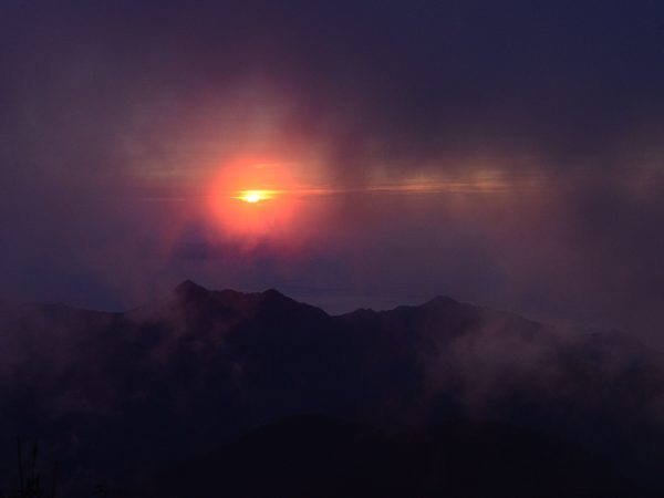 奇跡的に見る事が出来た、雲の合間から顔を覗かせた朝陽の写真