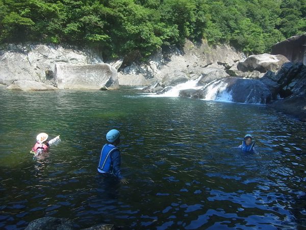 このルートでは最大の淵で、写真一杯に広がるその淵を泳いで渡ろうとしている3人の写真