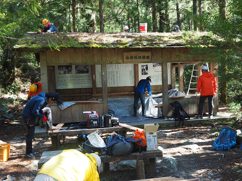 ガイド仲間と森林管理署の方達と一緒に小杉谷休憩舎の修繕作業