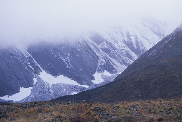 氷河に続くであろう谷を進んで入ると、谷は狭くなり雪と瓦礫が黒い塊のような岩肌が見える風景写真